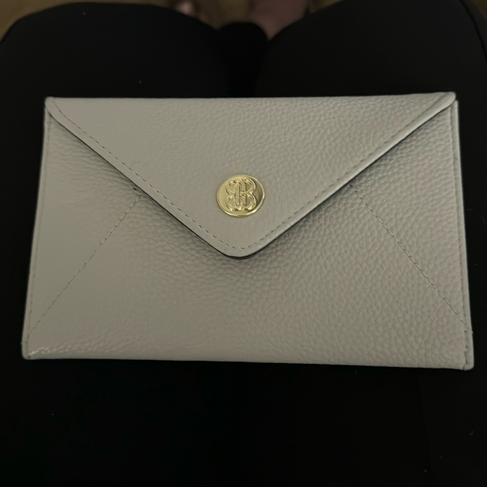 NWOT Bandolino light gray leather envelope card case / wallet